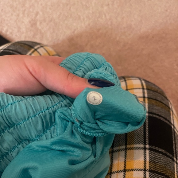 Lululemon teal shorts size 2 - Picture 3 of 3